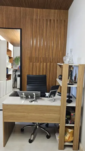 Mesa de escritório em MDF carvalho e cinamomo 