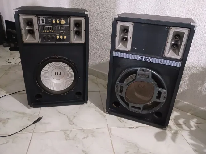 2 caixas de som vedadas, grande