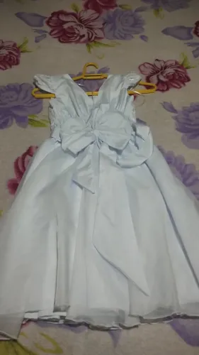 Vestido de daminha branco, sapato branco, meia e laço .