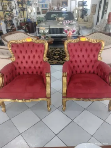 Par de Poltronas clássicas antigas em madeira entalhada , tecido em veludo