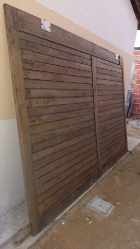 Vendo portão de madeira