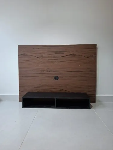Painel Hack para TV com Suporte, Cor Amadeirada, Usado, Ótimas Condições