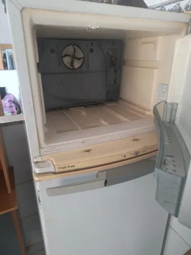 Geladeira Eletrolux com defeito no congelador