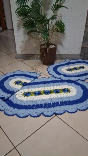 Jogo de tapetes de crochê azul floral