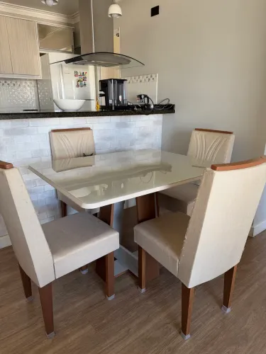 Vendo mesa de jantar + 4 cadeiras 