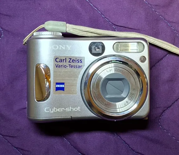 Câmera Sony Cyber-shot DSC-S80 + Memory Stick + Cabos + Manuais