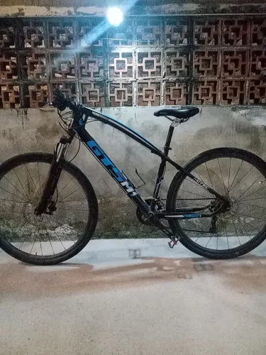 Bicicleta aro 29, pneu 0,75 Pirelli, aro 24 raio, eixo carbono, cassete 8, coroa 2