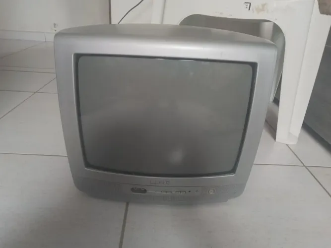 Tv de tubo com defeito