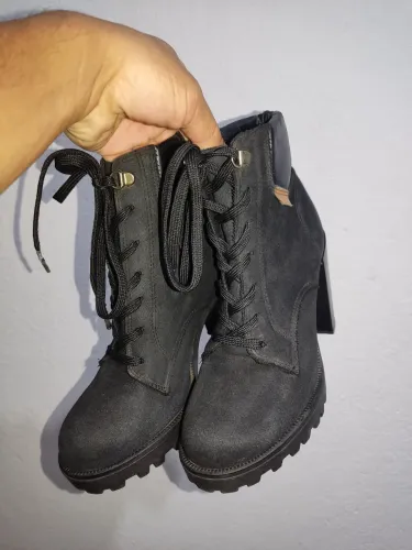 Bota moleca com alguns arranhões no salto