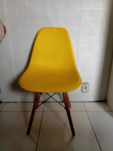 Cadeira de poliuretano semi nova