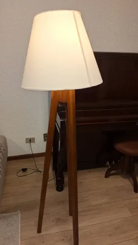 Luminária de chão tripé com cúpula. Estrutura em madeira
