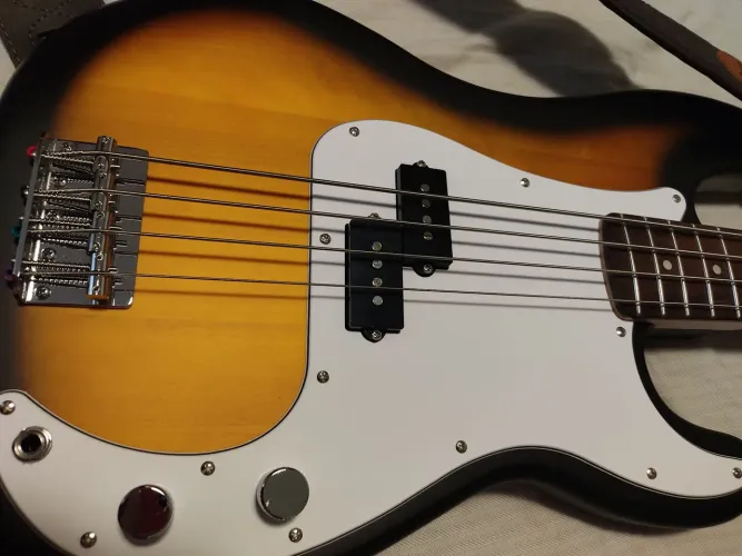 Baixo Squier Debut Precision Bass 