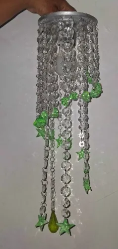 Lustre acrílico com detalhes estrela