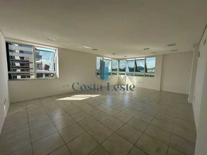 Ampla sala comercial com vista para o mar na Agronômica