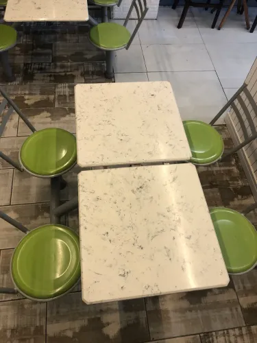 Mesas com cadeiras fixas para lanchonete