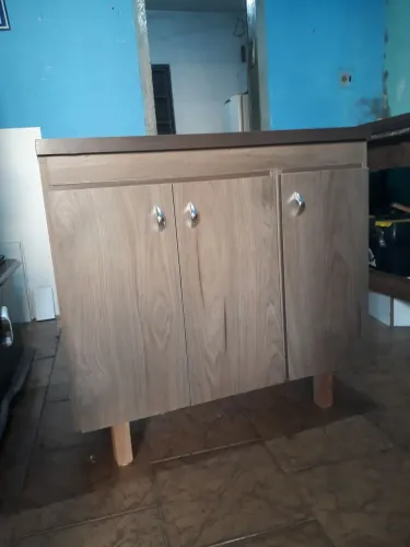 Armário balcão para área de serviços,  cozinha , com pés de madeira 