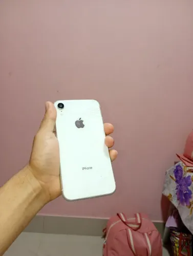 Vendo esse iPhone XR tudo normal só está trincado atrás mas não afeta em nada troco por tv