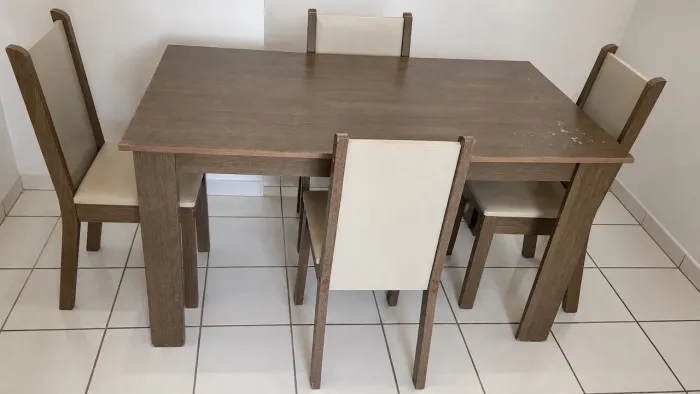 Mesa de jantar com 4 cadeiras