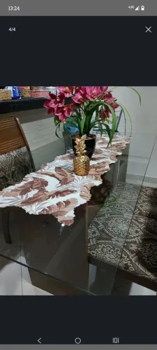Mesa de vidro sem cadeiras
