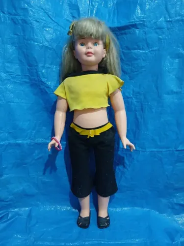 BONECA AMIGUINHA (DEFEITO EM 1 DOS OLHOS)