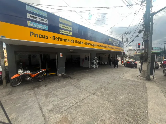Loja comercial com galpão