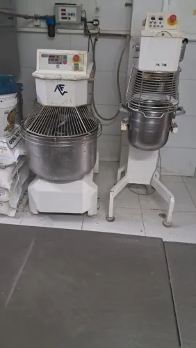 Equipamentos de padaria (Ferneto) amassadeira ( masseira) Planetária, laminadora, divisora