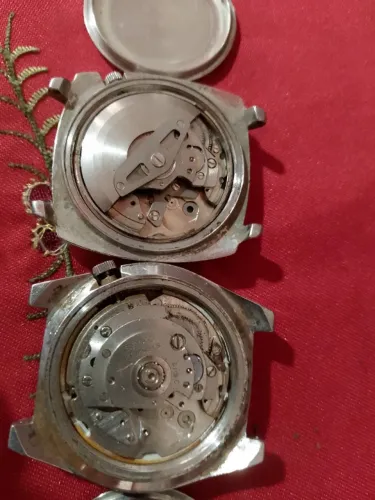 Duas sucatas de seiko sem o balancinho. Pra aproveitar peças.