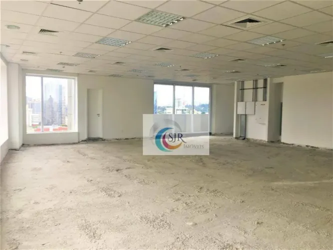 Conjunto comercial com 408m² em vão livre com 10 vagas de garagem!