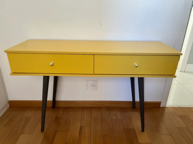 Móvel amarelo