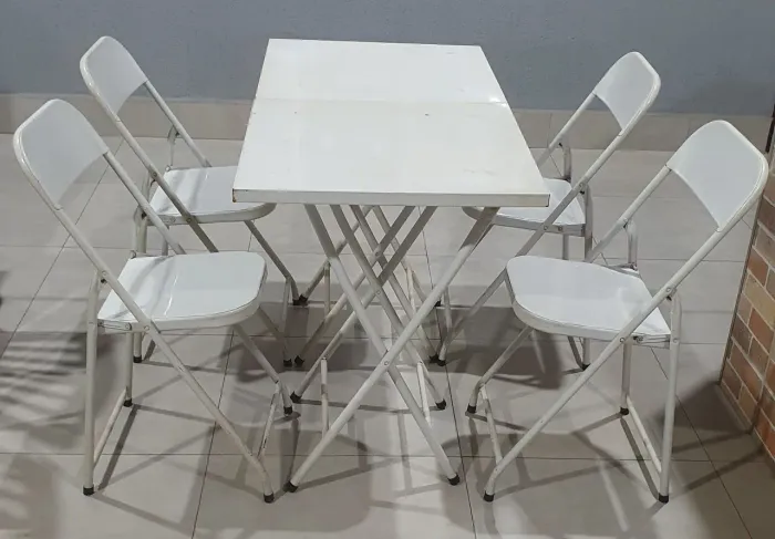 Mesa dobrável em metal