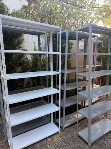 Estantes de ferro