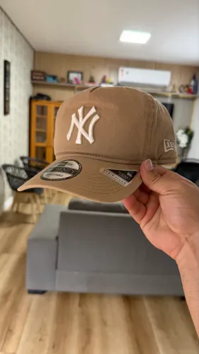 Boné New Era Bege