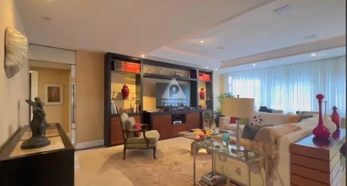 Apartamento Clássico de 198m² com 3 Quartos e 1 Vaga de Garagem na Avenida Atlântica
