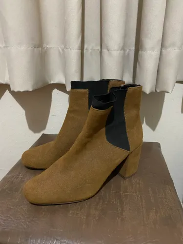 Bota Zara feminina em nobuck em excelente estado