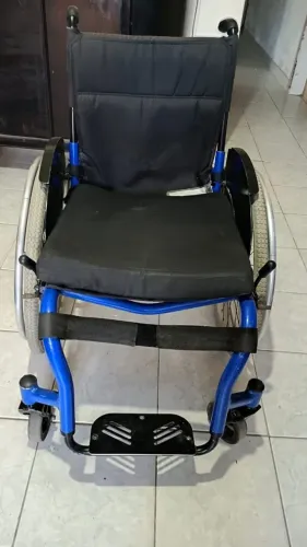 Cadeira de rodas em alumínio excelente estado.