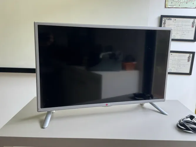TV LG LED 32" HD Branca - Excelente Estado (Leia a descrição) - R$ 500