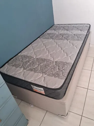 Vendo geladeira e máquina de lavar Electrolux, cama solteiro baú. Motivo mudança. 