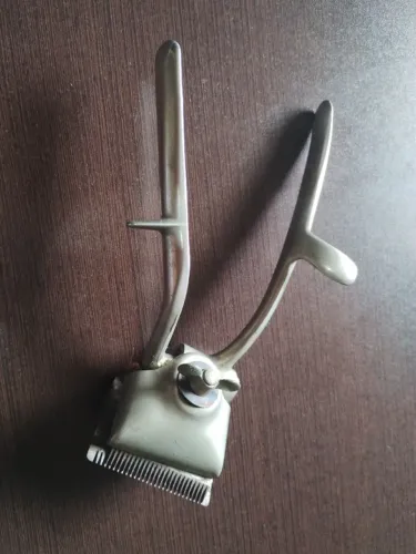 Antiga máquina de cortar cabelo Oster (USA)