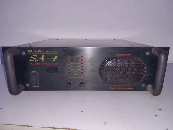 Amplificador Cygnus Sa-4 com defeito pra consertar! Não Liga Nada.