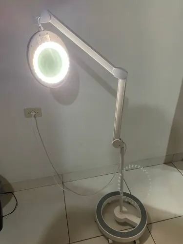 Lupa de LED Âmbar com Pedestal - marca (Pontual Estética)