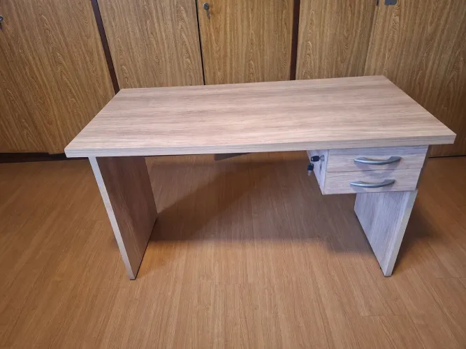 Mesa de estudo com gavetas semi nova