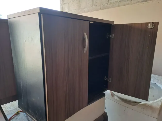 Armário portas com chaves em preto , tampão madeirado