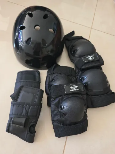 Capacete infantil (M) e kit de joelheira, cotoveleira e luva