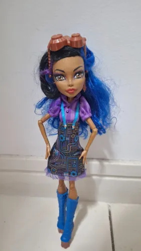 Boneca Monster High Robecca aula de artes