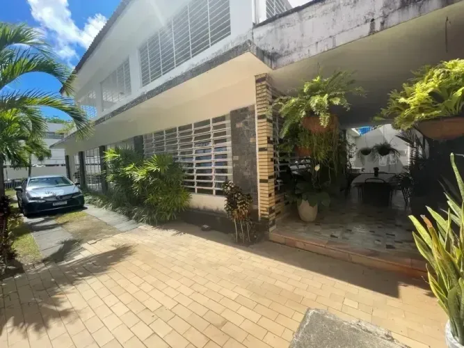 Vendo Bela casa nos Aflitos. 461 m² de área const. 6 qts (3 suítes), 3 vagas, DCE, varanda