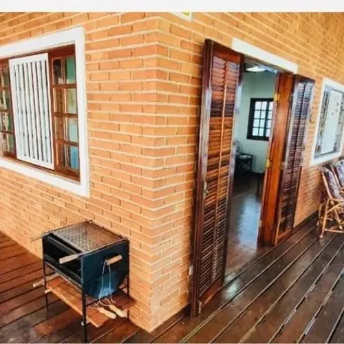 Casa 3 dormitórios e chalés frente à praia em Maranduba