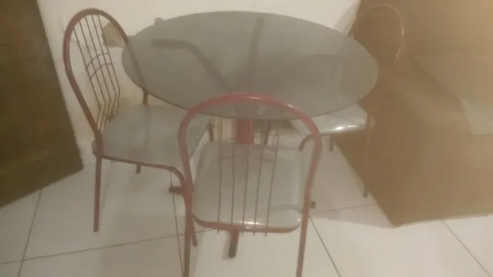 Mesa redonda de Vidro 3 lugares excelente para sua varanda