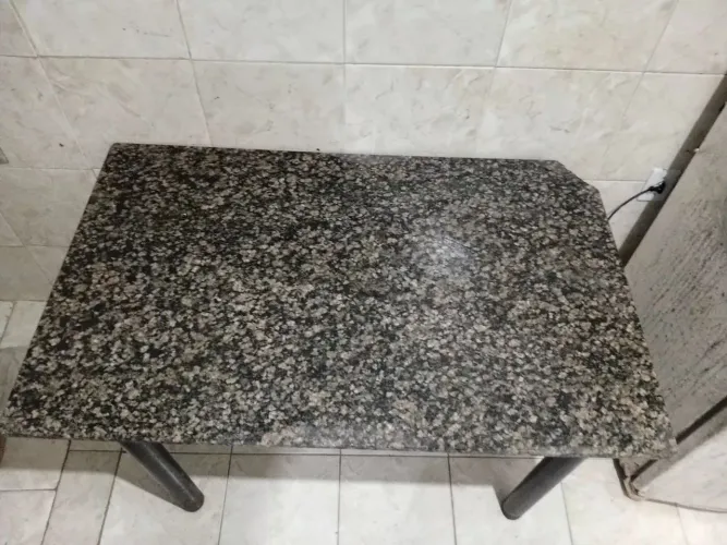 Mesa com pedra de pedra escura