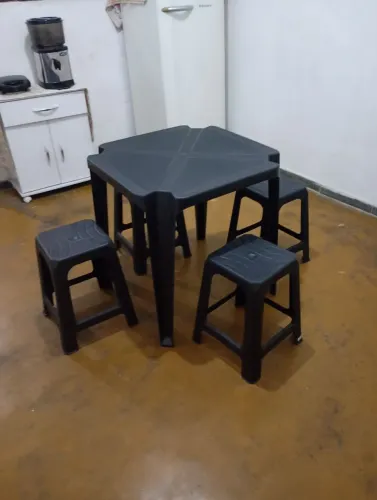 Mesa 4 banquinhos 