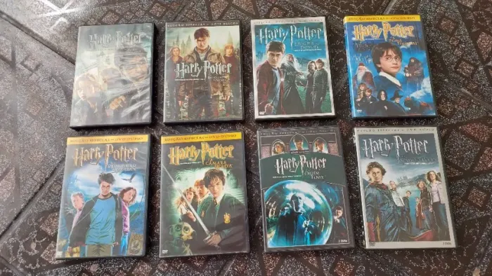 8 DVDs de Harry Potter (vir buscar/enviar app no Marco, Pix) R$50,00 - só vendo juntos